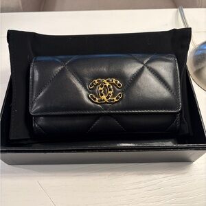 CHANEL 19 Flap Wallet in black quilted lambskin leather.